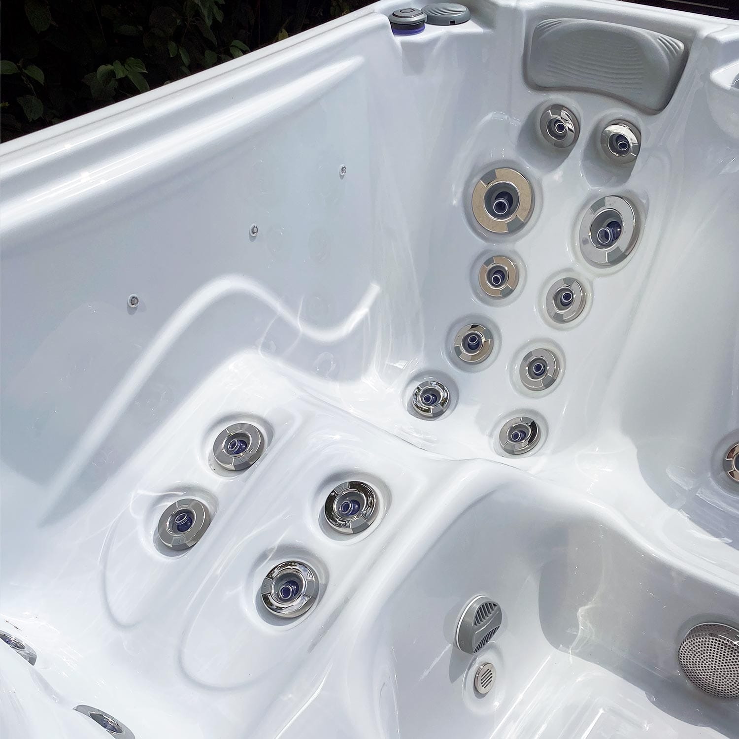 Wellis Manhattan Life Hot Tub — 3-person Outdoor — view 7