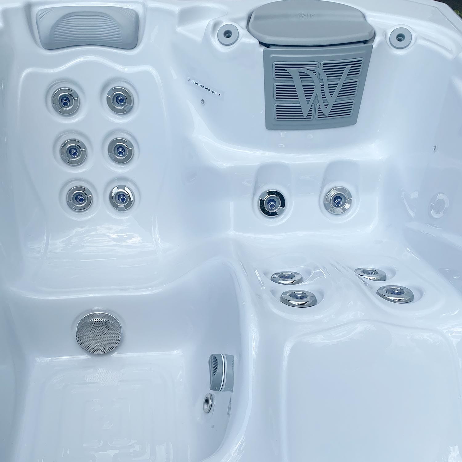 Wellis Manhattan Life Hot Tub — 3-person Outdoor — view 8