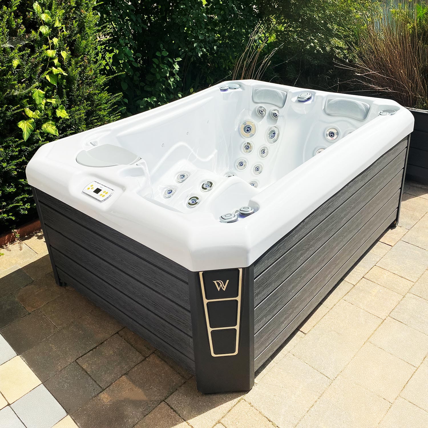 Wellis Manhattan Life Hot Tub — 3-person Outdoor — view 9