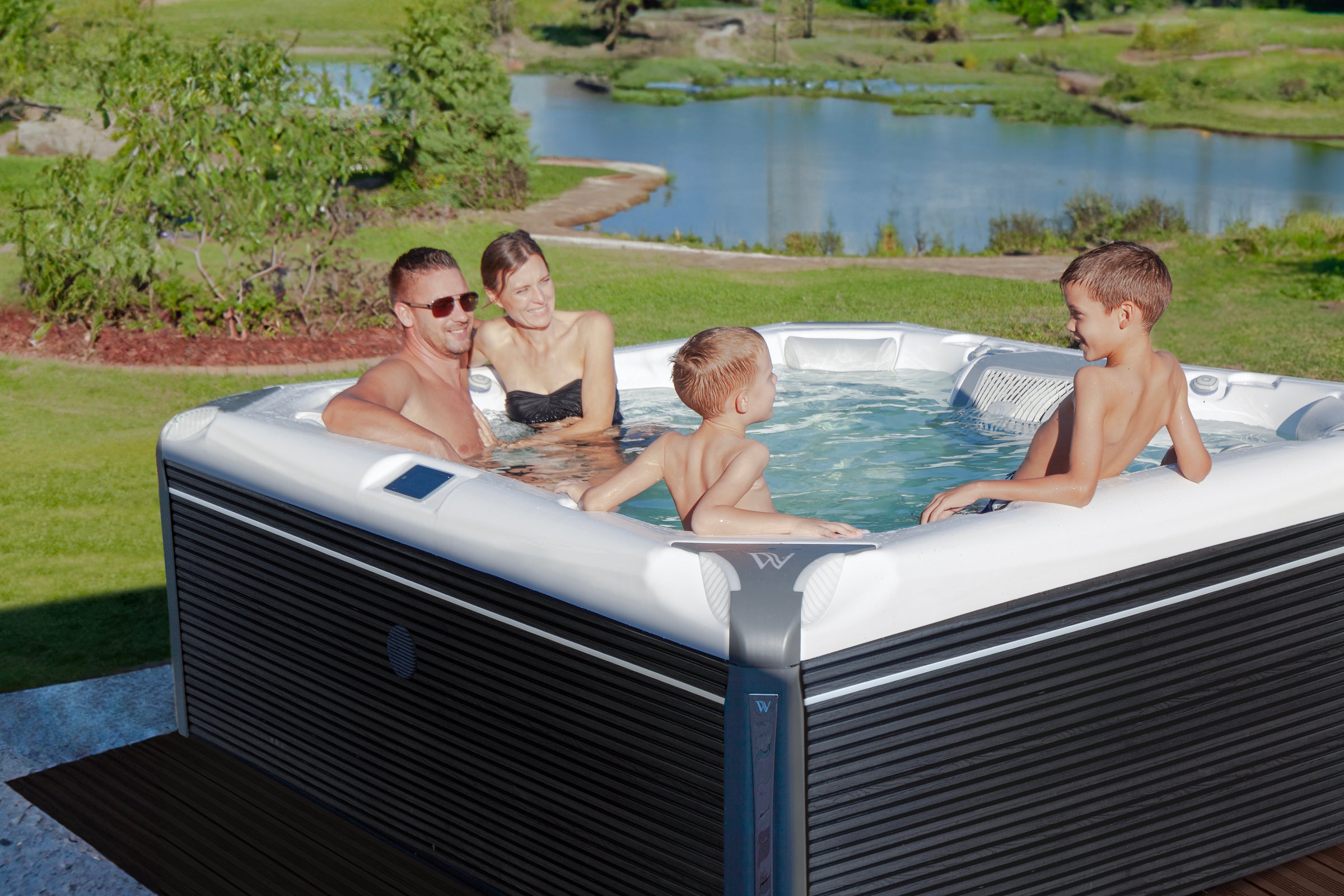 Wellis Elbrus Hot Tub — 7-person outdoor whirlpool (view 2)