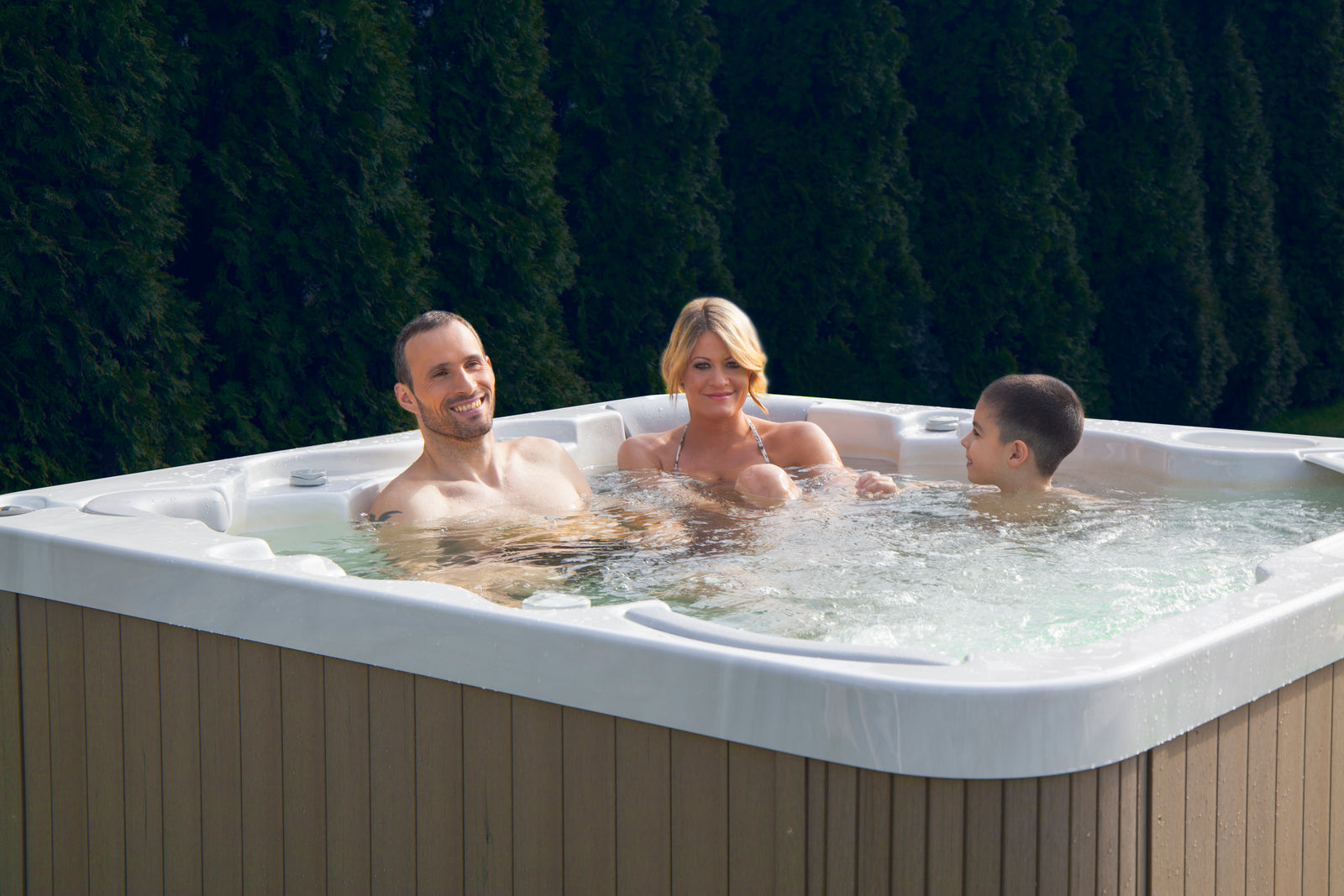 Wellis Malaga Hot Tub — 6-person outdoor whirlpool (view 3)