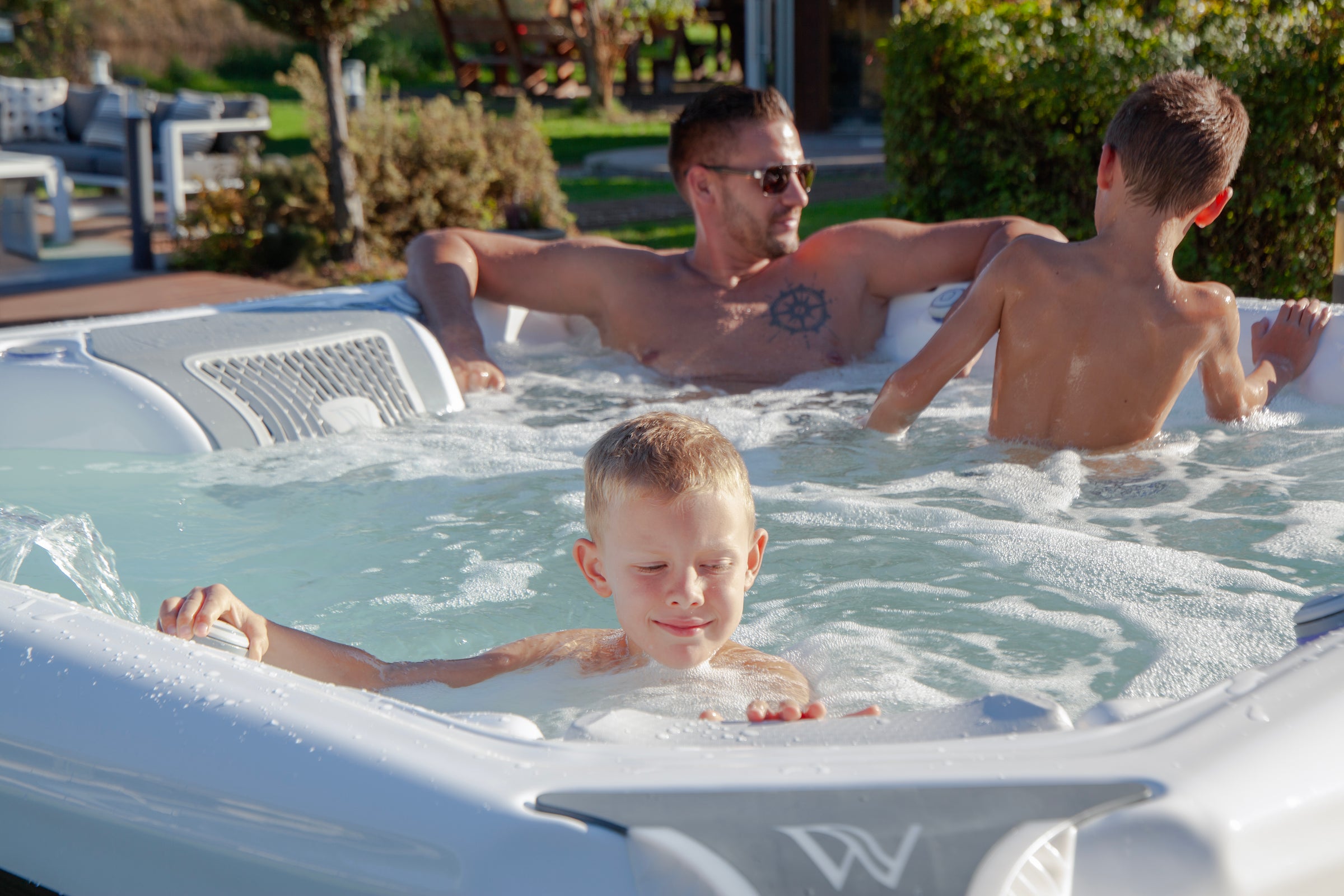 Wellis Elbrus Hot Tub — 7-person outdoor whirlpool (view 3)