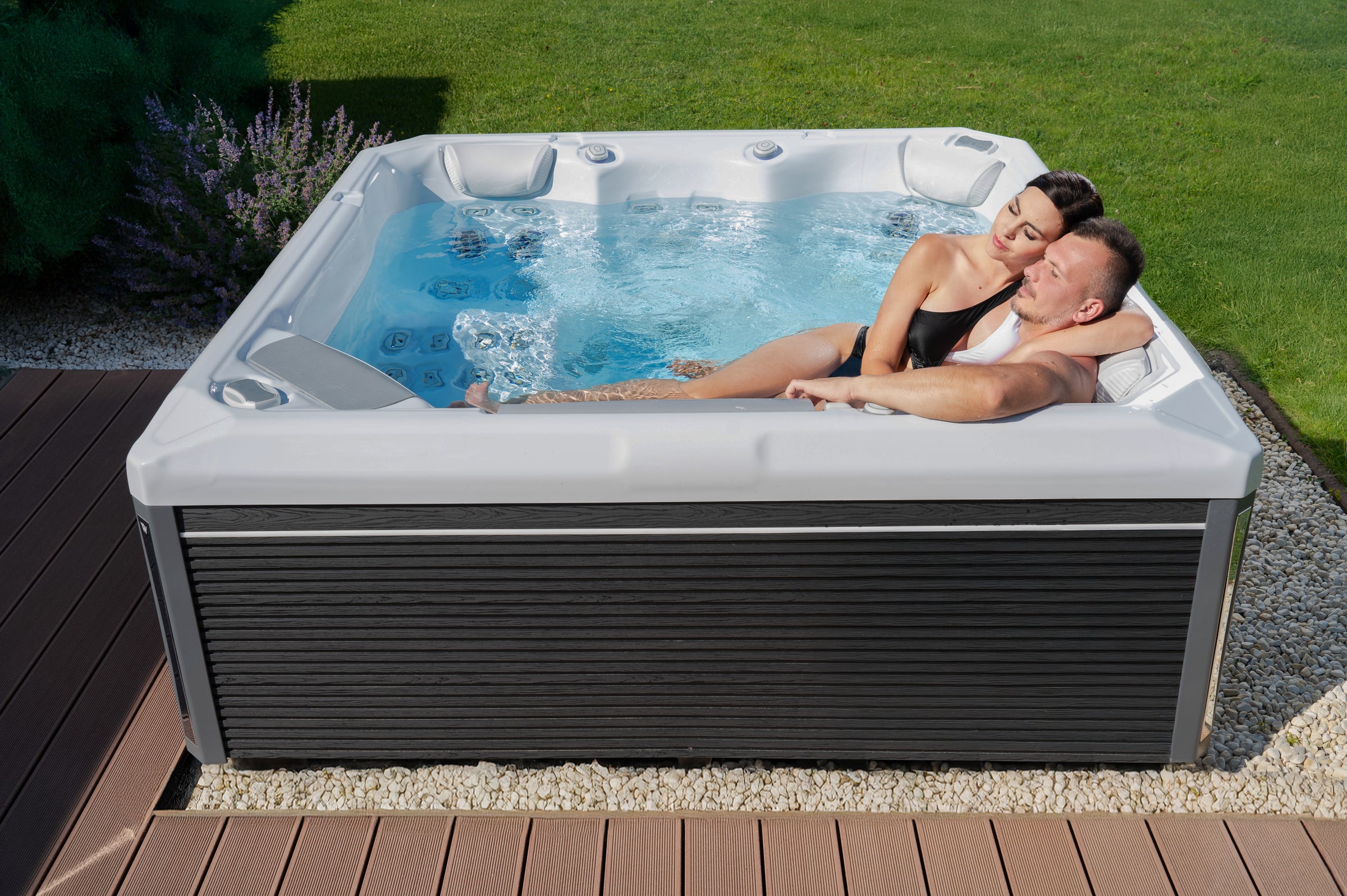 Wellis Makalu Hot Tub — 5-person outdoor whirlpool (view 3)