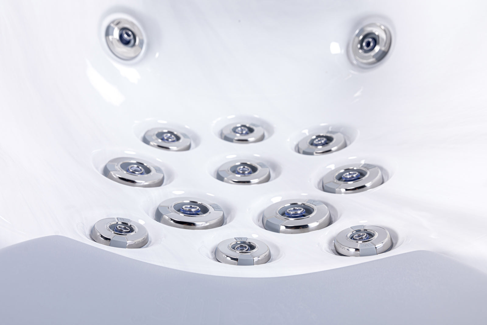 Wellis Lugano Hot Tub — 6-person outdoor whirlpool (view 2)