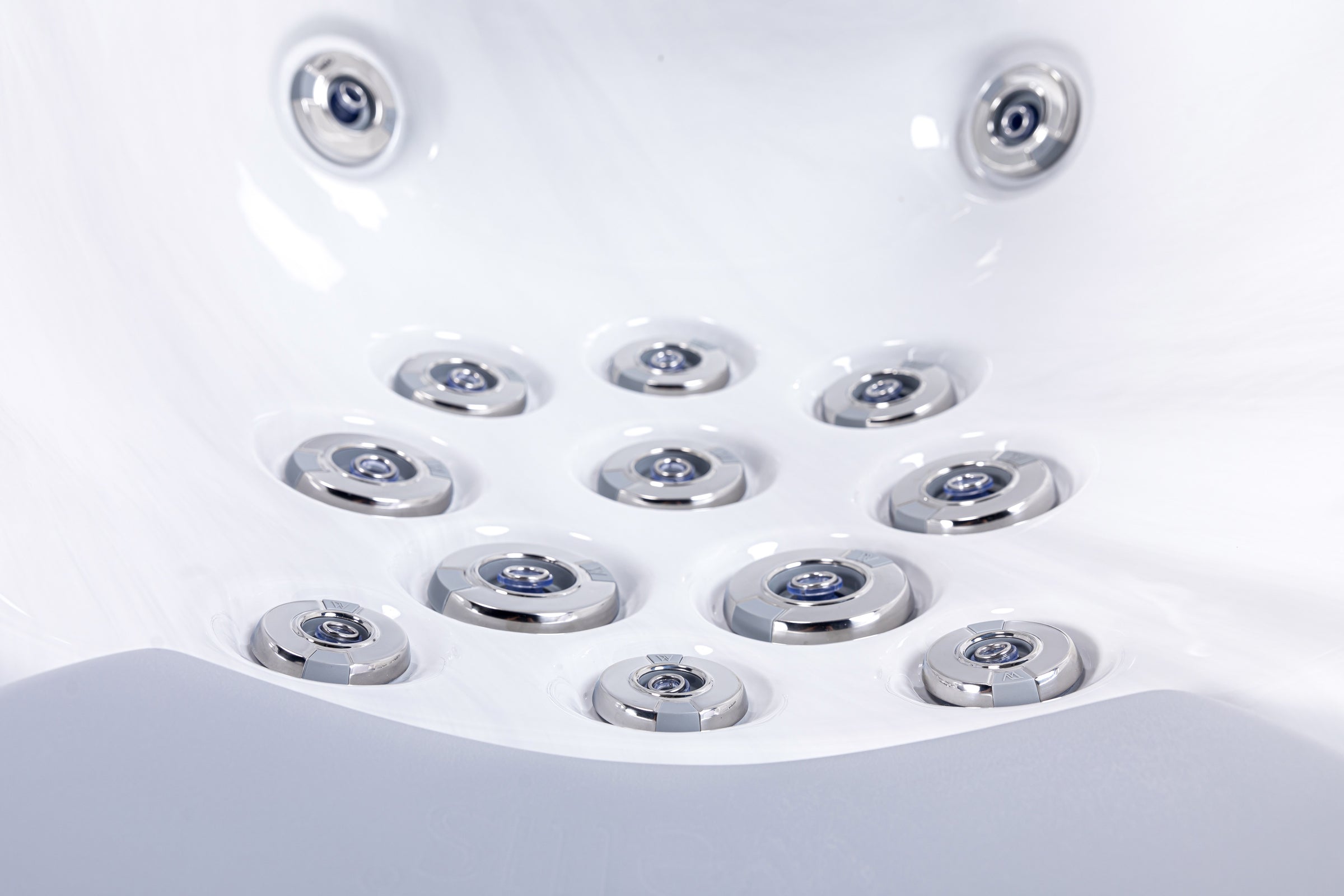 Wellis Lugano Hot Tub — 6-person outdoor whirlpool (view 2)